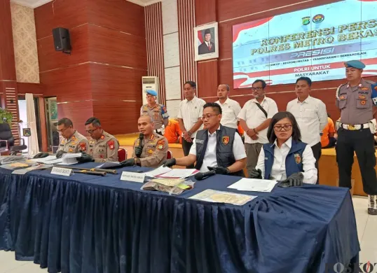 Polres Metro Bekasi menangkap 15 pelaku kejahatan jalanan dari empat laporan berbeda yang berkaitan dengan kasus curas, curanmor, hingga penadahan. Senin, 14 Juli 2025. (Sumber: Poskota/Nurpini Aulia Rapika)