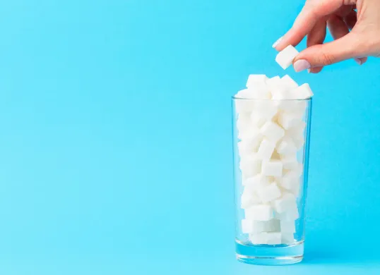 Darurat kesehatan! WHO peringatkan bahaya tembakau, alkohol, gula dengan desak segera kenaikan pajak 50 persen. (Sumber: Freepik)