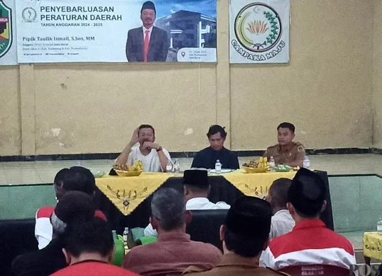Warga Desa Campaka mengikuti kegiatan penyebarluasan Perda oleh DPRD Provinsi Jawa Barat di Aula Guyub Rukun Desa Campaka, Purwakarta, Senin, 14 Juli 2025. (Sumber: POSKOTA | Foto: Dadan Sukmana)