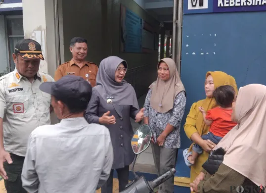 Disdikpora dan Bupati Pandeglang saat memantau kegiatan MPLS siswa baru di sejumlah sekolah, Senin, 14 Juli 2025. (Sumber: Poskota/Samsul Fatoni)