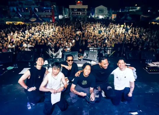 Potret grup musik Feast dan Hindia yang konsernya ditolak di Kota Tasikmalaya, karena dianggap membawa simbol satanic. (Sumber: Instagram/@ffeastt)