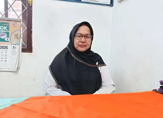 Suamirah, 65 tahun, wanita kelahiran Yogyakarta yang memilih mengabdi di pelosok Kabupaten Bekasi. Rambutnya yang kian memutih tak mengikis semangatnya mengabdi di dunia pendidikan. (Sumber: Poskota/Nurpini Aulia Rapika)