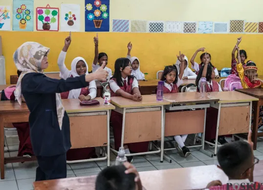 Ilustrasi, sejumlah siswa mengikuti kegiatan belajar mengajar di SDN Karet 01, Jakarta, Senin, 14 Juli 2025. (Sumber: Poskota/Bilal Nugraha Ginanjar)