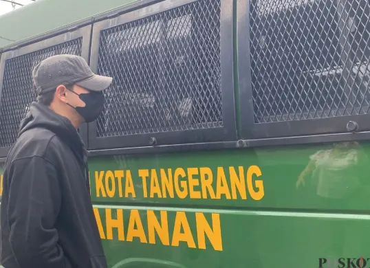 Pesinetron Jonathan Frizzy resmi dipindahkan ke Lapas Pemuda Kota Tangerang, Senin, 14 Juli 2025. (Sumber: Poskota/Primayanti Juli Kumala Manalu)