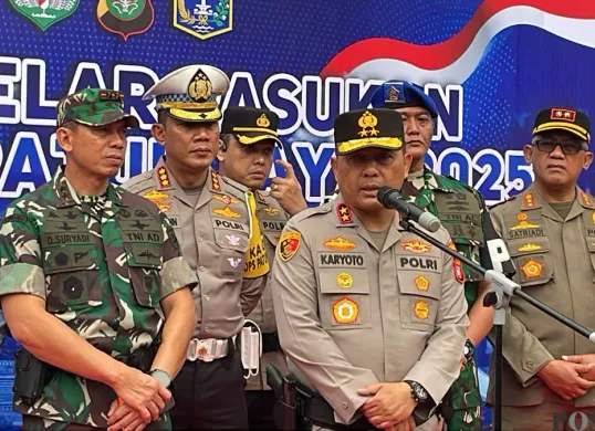 Kapolda Metro Jaya Irjen Karyoto sesaat setelah memimpin Apel Gelar Pasukan Operasi Patuh Jaya Tahun 2025 di Lapangan Presisi Polda Metro Jaya, Jakarta Selatan, Senin, 14 Juli 2025. (Sumber: Poskota/Ali Mansur)