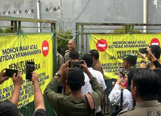 Setelah sempat ditutup oleh warga, akses menuju SMAN 6 Kota Tangsel, akhirnya resmi dibuka pada Senin, 14 Juli 2025. (Sumber: POSKOTA | Foto: Primayanti)