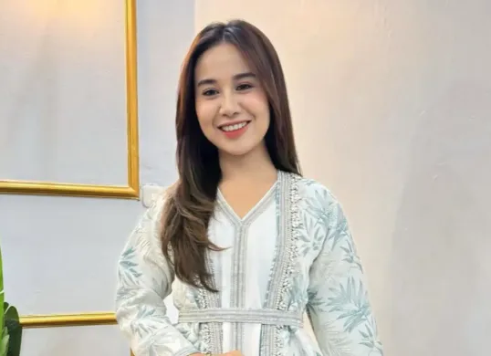 Potret Maya Lucyana yang curhat tak bisa bertemu Gala Sky dan bocorkan bukti chat dengan Dewi Zuhriati. (Sumber: Instagram/@mayaang.lucyaana)