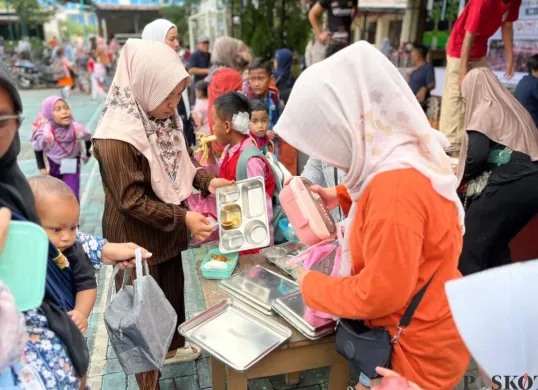 Situasi pembagian MBG kepada para wali murid baru di SDN Cakung Timur, 09 Pagi, Jakarta Timur, Senin, 14 Juli 2025. (Sumber: Poskota/Muhammad Tegar Jihad)