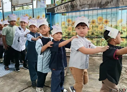 Momen murid SDIT Ash-Sholihah, Tambelang, Kabupaten Bekasi, saat MPLS, Senin, 14 Juli 2025. (Sumber: Poskota/Nurpini Aulia Rapika)