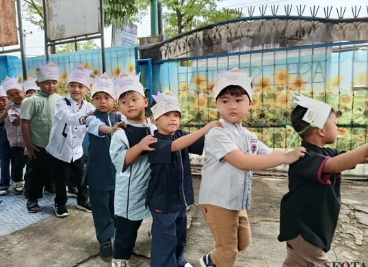 Suasana ceria dan penuh semangat mewarnai hari pertama pelaksanaan Masa Pengenalan Lingkungan Sekolah (MPLS) di SDIT Ash-Sholihah, Kecamatan Tambelang, Kabupaten Bekasi, Senin 14 Juli 2025. (Sumber: Poskota/Nurpini Aulia Rapika)