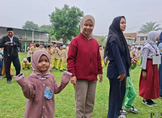 Seorang anak tampak antusias saat mengikuti kegiatan MPLS di Sekolah AMEC, Senin 14 Juli 2025. (Sumber: Poskota/Angga Pahlevi)