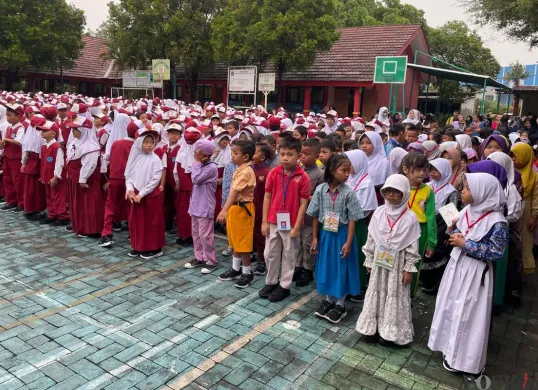 Siswa-siswi baru di SDN Cakung Timur 09 Pagi, Jakarta Timur, mengikuti upacara, Senin, 14 Juli 2025. (Sumber: Poskota/Muhammad Tegar Jihad)