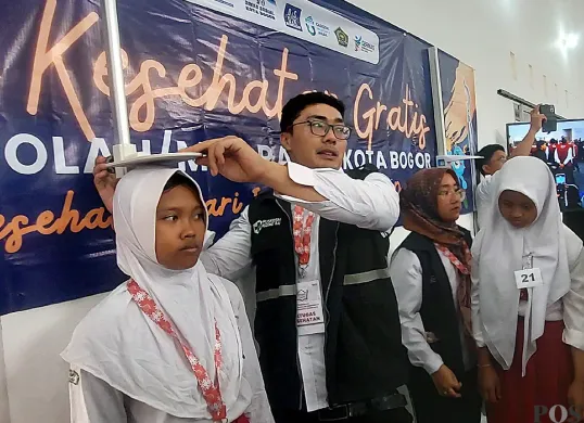 Siswa Sekolah Rakyat Menengah Pertama 10 Kabupaten Bogor menjalani kembali tes kesehatan saat MPLS, Senin, 14 Juli 2025. (Sumber: POSKOTA | Foto: Sekar Putri Andini)
