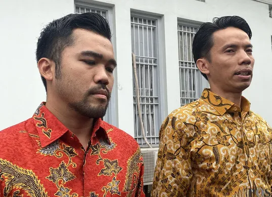 Penasihat hukum Jonathan Frizzy, Lamgok Heryanto dan Ida Bagus Ivan. (Sumber: POSKOTA | Foto: Primayanti)