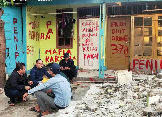 Penampakan kontrakan fiktif di Kelurahan Jakasampurna, Kecamatan Bekasi Barat, Kota Bekasi, yang telah dihancurkan oleh kakak terduga pelaku pada Senin, 14 Juli 2025. (Sumber: POSKOTA | Foto: Nurpini Aulia Rapika)