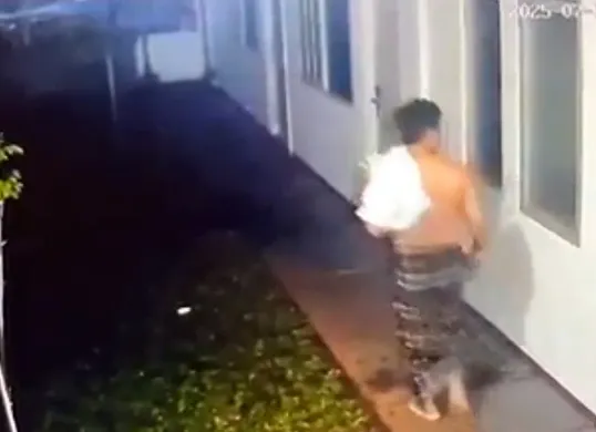 Tangkap layar rekaman CCTV yang menunjukkan penjaga kos, Siswanto, mengecek kamar Arya Daru Pangayunan.