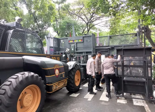 Sebanyak 1.082 personel Polda Metro Jaya dikerahkan untuk mengamankan jalannya sidang terdakwa Hasto Kristiyanto dalam kasus dugaan suap dan perintangan penyidikan di PN Jakarta Pusat, Senin, 14 Juli 2025. (Sumber: Polres Metro Jakarta Pusat)