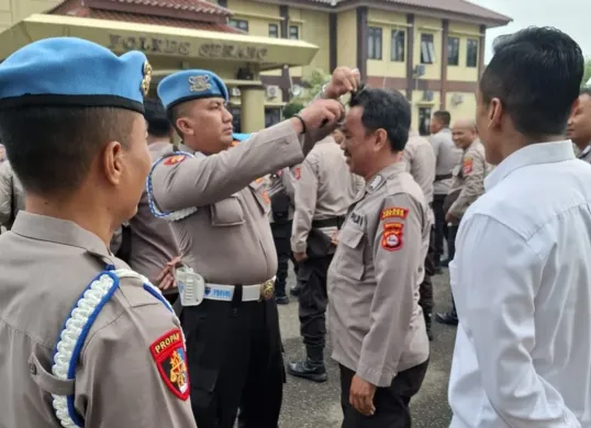 Anggota Provost Polres Serang memotong rambut anggota yang kedapatan tidak rapi. (Sumber: Propam Polres Serang)