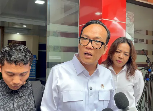Wamenaker, Immanuel Ebenezer, mendampingi Hebben Tarnando, mantan pekerja PT Duta Palma Tower, yang dipanggil Polres Metro Jakarta Selatan pada Senin, 14 Juli 2025. (Sumber: POSKOTA | Foto: Ali Mansur)