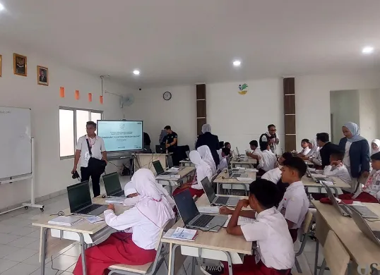 Siswa Sekolah Rakyat mengikuti sesi pemetaan talenta dengan menggunakan laptop dalam kegiatan MPLS di Sekolah Rakyat Menengah Pertama 10, Kabupaten Bogor, Senin, 14 Juli 2025. (Sumber: POSKOTA | Foto: Sekar Putri Andini)