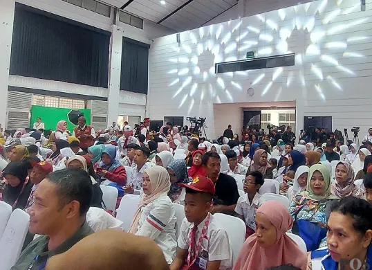Para peserta didik Sekolah Rakyat Menengah Pertama 10 atau Sentra Terpadu Inten Soeweno, Kabupaten Bogor, bersama wali murid saat mengikuti kegiatan pembukaan MPLS pada Senin, 14 Juli 2025. (Sumber: POSKOTA | Foto: Sekar Putri Andini)