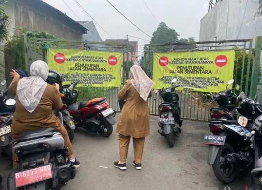Akses jalan menuju SMAN 6 Tangsel masih ditutup pada hari pertama sekolah pada Senin, 14 Juli 2025. (Sumber: Poskota/Primayanti Juli Kumala Manalu)