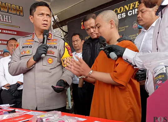 Polres Cimahi melaksanakan konferensi pers kasus pembuatan dan peredaran uang palsu di Mako Polres Cimahi, Jalan Amir Machmud, Rabu, 14 Juli 2025. (Sumber: POSKOTA | Foto: Gatot Poedji Utomo)