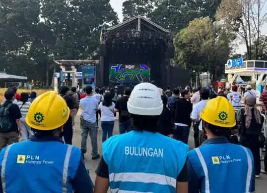 Tim siaga PLN memantau kondisi kelistrikan secara real time selama acara Stand Up Fest 2025 yang tengah berlangsung di Istora Senayan, Jakarta (Sumber: Dok. PLN UID Jakarta Raya)