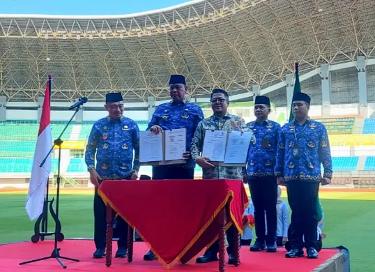 Walikota Bekasi Tri Ardhianto mengapresiasi langkah bank bjb yang proaktif memperhatikan kesejahteraan PPPK yang selama ini belum memiliki perlindungan pensiun (Sumber: Dok. bank bjb)