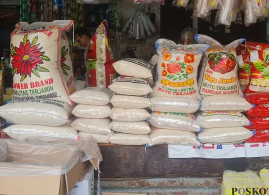 Pedagang beras di pasar tradisional Tomang Barat, Grogol Petamburan, Jakarta Barat, Selasa, 15 Juli 2025. (Sumber: Poskota/Pandi Ramedhan)