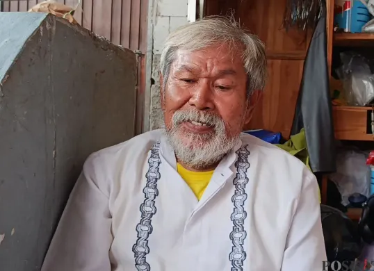 Daeng Andi Latif, 67 tahun, Ayah Daeng Andi Ade Irawan yang ditemukan tewas di aliran kali belakang RSUD Bekasi pada 16 tahun lalu, Selasa, 15 Juli 2025. (Sumber: Poskota/Nurpini Aulia Rapika)