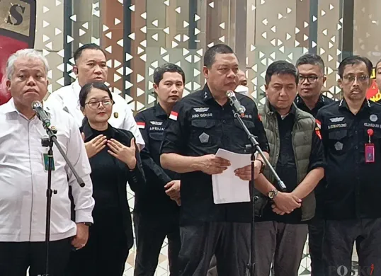 Kejagung mengumumkan penetapan empat tersangka kasus dugaan korupsi pengadaan laptop Chromebook pada Program Digitalisasi Pendidikan 2019-2023 di Kemendikbudristek, Selasa, 15 Juli 2025. (Sumber: Poskota/Ali Mansur)