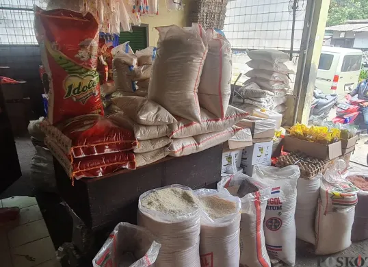 Pedagang beras di pasar tradisional Tomang Barat, Grogol Petamburan, Jakarta Barat, Selasa, 15 Juli 2025. (Sumber: Poskota/Pandi Ramedhan)