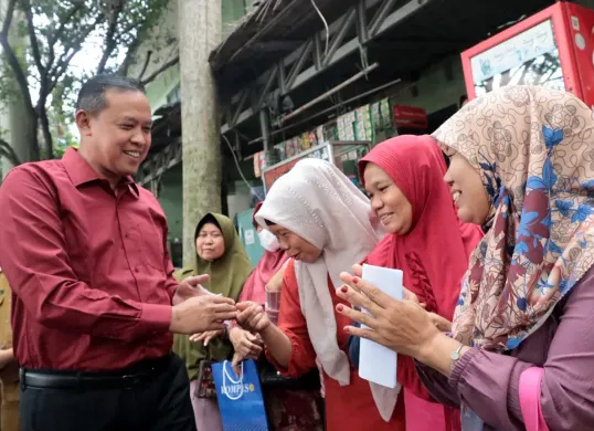 Wali Kota Bekasi, Tri Adhianto, meninjau penyaluran BLT DBHCHT di Kantor Kecamatan Jatiasih, Selasa 15 Juli 2025. (Sumber: Humas Pemkot Bekasi)