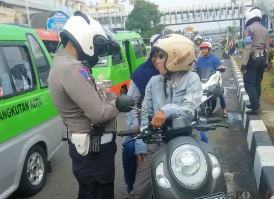 Satlantas Polresta Bogor Kota saat menggelar Operasi Patuh Lodaya di kawasan Jalan Kapten Muslihat Kota Bogor, Selasa, 15 Juli 2025. (Sumber: Poskota/Sekar Putri Andini)