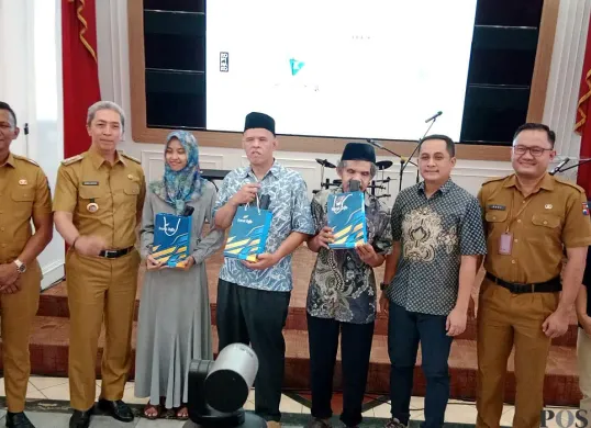Wali Kota Bogor, Dedie A Rachim menghadiri peluncuran fitur INARA bersama perwakilan disabilitas netra di Balai Kota, Selasa, 15 Juli 2025. (Sumber: Sekar Putri Andini)
