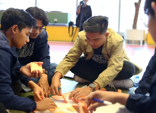 Peserta Digistar Class Intern ikuti Special Class dalam upaya peningkatan kompetensi strategis di bidang kecerdasan buatan dan keamanan siber bagi generasi muda (Sumber: Dok. Telkom)