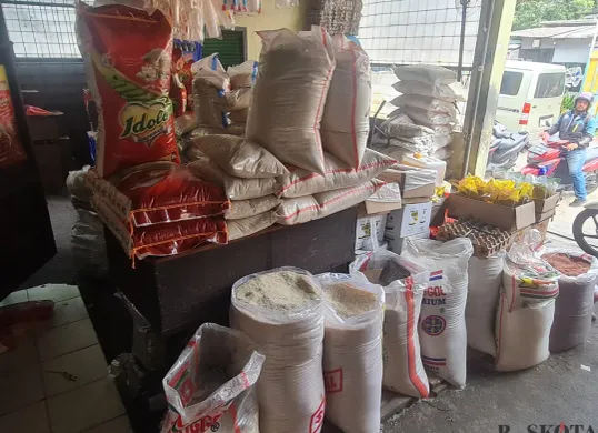 Tumpukan beras yang dijajakan di salah satu kios pasar tradisional Tomang Barat, Grogol Petamburan, Jakarta Barat, Selasa, 15 Juli 2025. (Sumber: Poskota/Pandi Ramedhan)