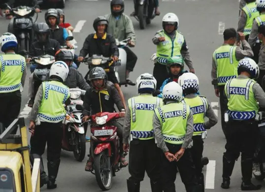 Ilustrasi Polisi sedang melakukan penilangan (Sumber: Pinterest)