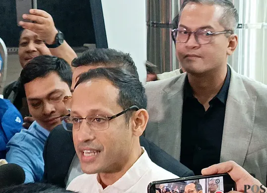 Nadiem Makarim, saat diwawancara awak media setelah menjalani pemeriksaan sebagai saksi dalam kasus dugaan korupsi pengadaan laptop senilai Rp9,9 triliun di Kejagung pada Selasa, 15 Juli 2025. (Sumber: POSKOTA | Foto: Ali Mansur)