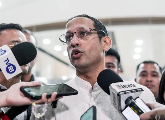 Nadiem Makarim, saat diwawancara awak media setelah menjalani pemeriksaan sebagai saksi dalam kasus dugaan korupsi pengadaan laptop senilai Rp9,9 triliun di Kejagung pada Selasa, 15 Juli 2025. (Sumber: POSKOTA | Foto: Bilal Nugraha Ginanjar)