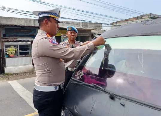 Sejumlah anggota Polres Pandeglang, saat menggelar operasi patuh maung 2025 di Jalan Raya Serang-Pandeglang, tepatnya di Kecamatan Cadasari, Selasa, 15 Juli 2025. (Sumber: Dok. Polres Pandeglang)