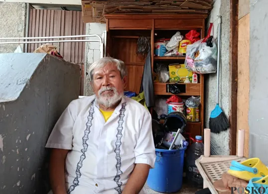 Daeng Andi Latif, 67 tahun, Ayah Daeng Andi Ade Irawan yang ditemukan meninggal di aliran kali belakang RSUD Bekasi masih menunggu keadilan sejak 2009, Selasa, 15 Juli 2025. (Sumber: Poskota/Nurpini Aulia Rapika)