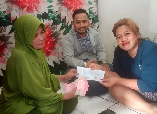 Ani (kiri/mengenakan kerudung) saat akad jual beli kontrakan dengan Karsih (kanan), terduga pelaku jual beli kontrakan fiktif. (Sumber: Istimewa)