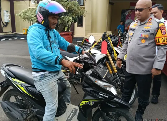 Ahmad Syafei saat akan membawa pulang motor Honda Beat usai diserahkan Kapolres Serang AKBP Condro Sasongko. (Sumber: Poskota/Rahmat Haryono)