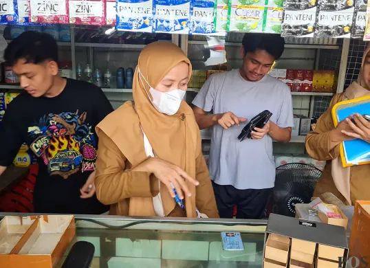Satpol PP Jakbar merazia sejumlah toko kosmetik yang menjual obat-obatan keras, Selasa, 15 Juli 2025. (Sumber: POSKOTA | Foto: Pandi Ramedhan)