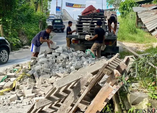 Truk bermuatan hebel yang sempat terperosok di jombang, Ciputat, Tangsel kini berhasil dievakuasi dengan alat berat pada Selasa, 15 Juli 2025. (Sumber: Poskota/Primayanti Juli Kumala Manalu)