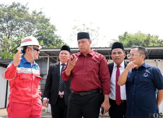 Tri Adhianto saat melakukan peninjauan ke sumur migas Jatinegara 1 yang dikelola PT Migas (Persorda). (Sumber: Humas Pemkot Bekasi)