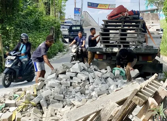 Truk bermuatan hebel yang sempat terperosok di jombang, Ciputat, Tangsel kini berhasil dievakuasi dengan alat berat pada Selasa, 14 Juli 2025. (Sumber: POSKOTA | Foto: Primayanti)