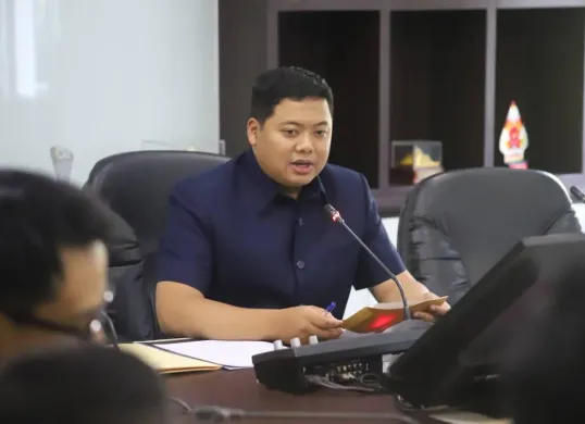 Anggota Pansus RPJMD Susanto Triyogo A bahas Raperda RPJMD (Sumber: Dok. DPRD Kota Bandung)